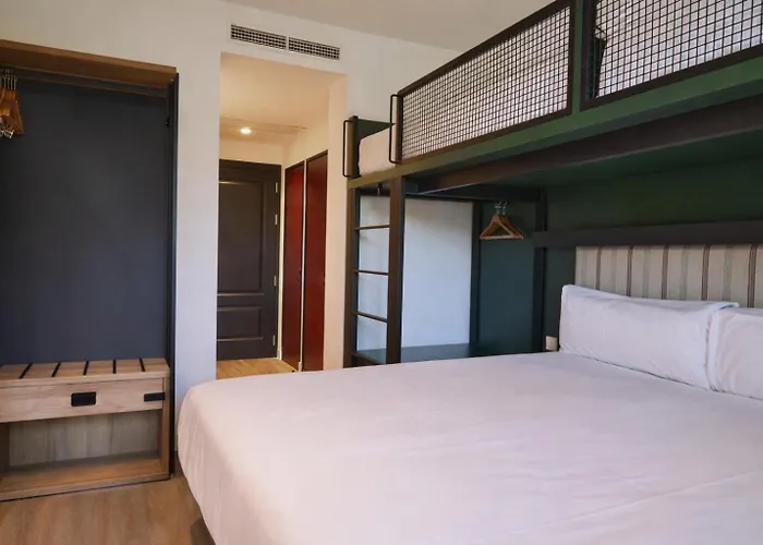 Hostel Latroupe Prado Madrid
